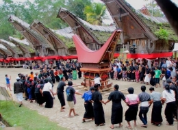 Suku Toraja | source : artisanalbistro.com