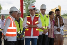 Penekanan sirine dan penandatanganan prasasti tanda dimulainya pembangunan Tol Banda Aceh-Sigli oleh Presiden Joko Widodo, Jumat (14/12/2018). (Dok. Kementerian PUPR)