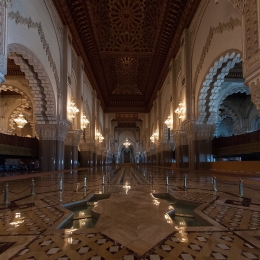 Interior masjid Hassan II. Sumber: JP Roche/ wikipedia
