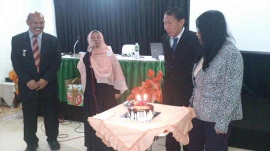 Hadiah kue anniversary dari mbak Yulianty (pegang mic) di Padang (dok pribadi)