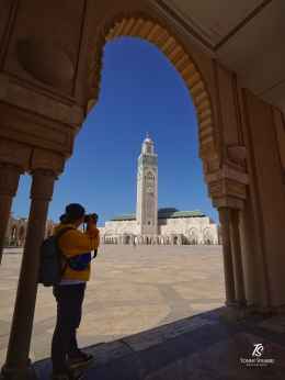 Seorang turis memotret Masjid Hassan II. Sumber: koleksi pribadi