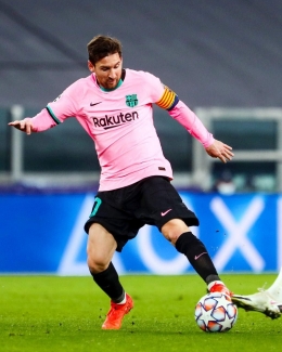 Peran Messi sesekali terlihat dan masih cukup merepotkan bagi pertahanan Juventus. Gambar: Twitter/FCBarcelona