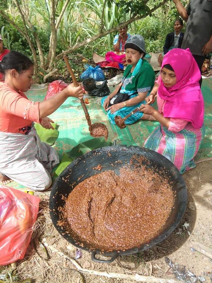 Memasak wajik pada pesta Kerja Tahun di Desa Nangbelawan Kec. Kabanjahe (29/10/2020) Foto: Tangyar FB/ Riana Sinulingga