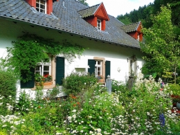 Ilustrasi rumah di pedesaan - foto: cocoparisienne/pixabay.com
