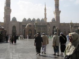 Jamaah haji bersiap menunaikan shalat dzuhur di Masjid Nabawi
