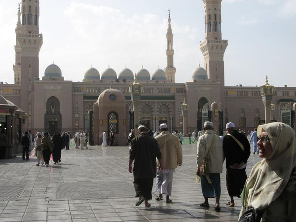 Jamaah haji bersiap menunaikan shalat dzuhur di Masjid Nabawi