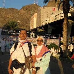 Aku dan suami berjalan kaki menuju Arafah untuk wukuf sebagai puncak ibadah haji 