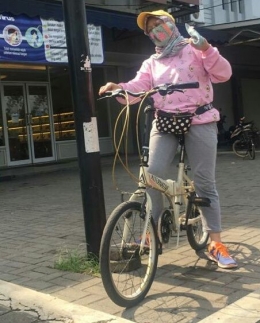 Seorang ibu muda (Bu Richa Bandung), siap meluncur goes dengan sepedanya 