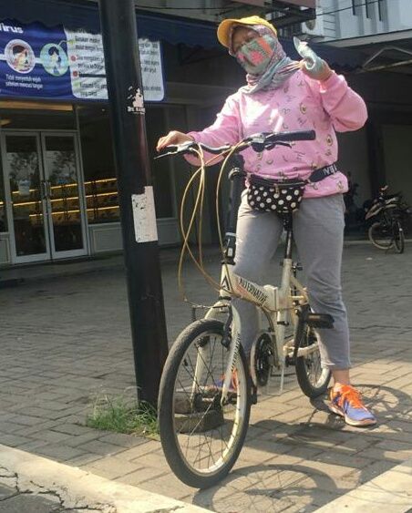 Seorang ibu muda (Bu Richa Bandung), siap meluncur goes dengan sepedanya 