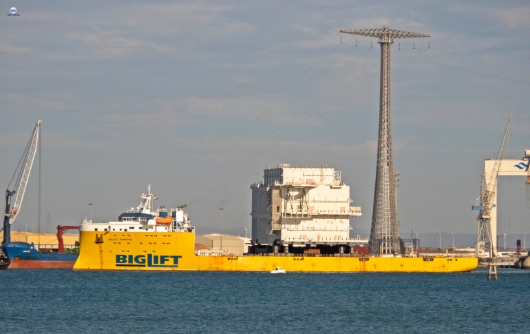 Kapal BIGLIFT mengangkut anjungan lepas pantai (offshore platform). Picture property : twitter.com/shipsphotos