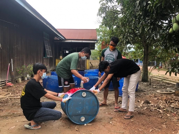 Pembagian Tong Sampah di Desa Singa Gembara oleh Kelompok Pembagian Tong Sampah di Desa Singa Gembara oleh Kelompok