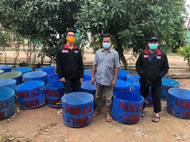 Pembagian Tong Sampah di Desa Singa Gembara oleh Kelompok Pembagian Tong Sampah di Desa Singa Gembara oleh Kelompok