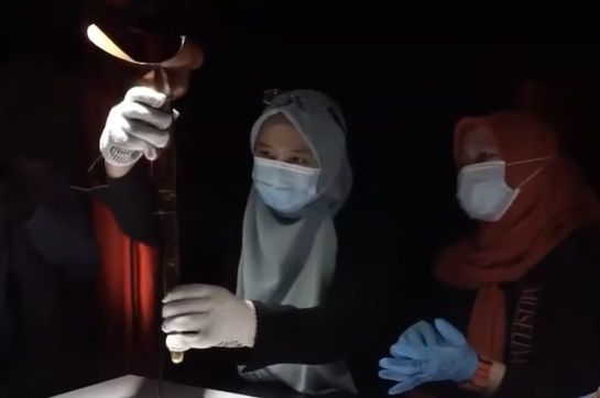 Tim penata pameran Museum Nasional (Foto: tembak layar dari Youtube/Museum Nasional Indonesia)