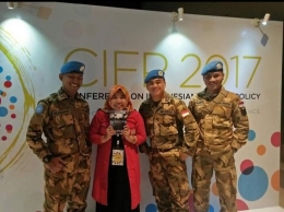  Gambar 1 : Bersama Para Peacekeeeper Pria dalam Conference Indonesia Foreign  Policy doc. Edrida Pulungan
