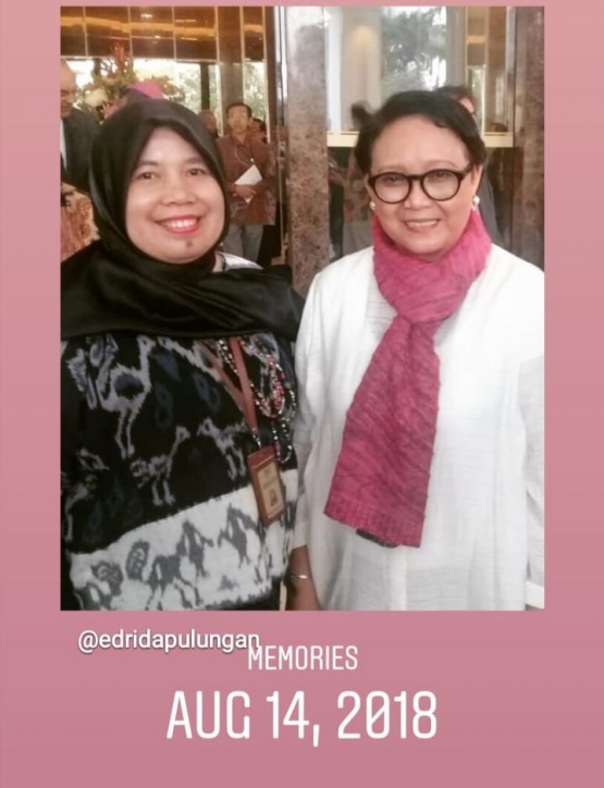 Gambar 3.Bersama Bu Menlu Retno Marsudi saat acara World Peace Forum di Jakarta, 2018  doc. Edrida Pulungan 