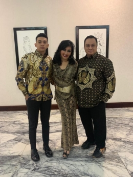 Maya Miranda Ambarsari bersama suami dan anak sematawayangnya, Khalifah. 