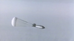 Momen dijatuhkannya Tsar Bomba dari pesawat Tu-95 pada pengujian 30 Oktober 1961 via: youtube A-DUB LOCOTe
