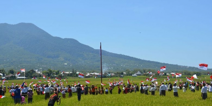 Komunitas Pencinta Ruteng menggelar kegiatan pengibaran 1.000 bendera Merah Putih pada hari Sumpah Pemuda, Sabtu (28/10/2017) untuk mempromosikan keunikan persawahan Lingko Lodok Meler di Kecamatan Ruteng, Kabupaten Manggarai, Flores, Nusa Tenggara Timur.(KOMPAS.COM/MARKUS MAKUR)