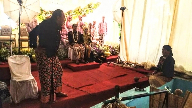 Dua seniman menampilkan Begalan pada sebuah pesta pernikahan di Purwokerto, Jawa Tengah. | Dokpri.