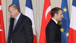 Reccep Tayyip Erdogan (Kiri) dan Emmanuel Macron (Kanan). AFP/LUDOVIC MARIN 