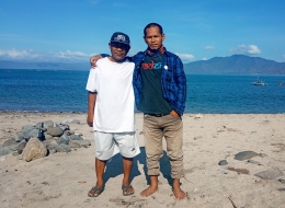 Dokpri. Bersama Pak Hanafi di Pantai Desa Jala, Kecamatan Hu'u, Kabupaten Dompu-NTB, 