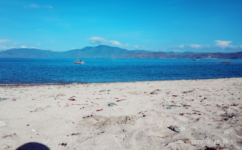 Dokpri. Bersama Pak Hanafi di Pantai Desa Jala, Kecamatan Hu'u, Kabupaten Dompu-NTB, 