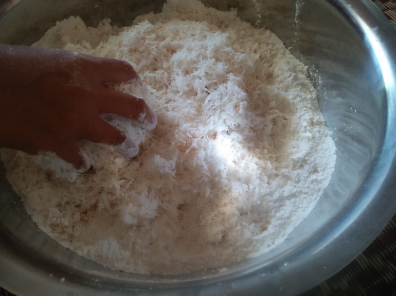 Campuran tepung beras, parutan kelapa dan gula pasir (dokpri) 