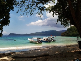 Kapal motor siap mengantar wisatawan menikmati indahnya laut di sekitar pulau | dokpri