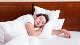 Lengan tertindih saat tidur bisa mengakibatkan parestesia. Sumber: klikdokter.com