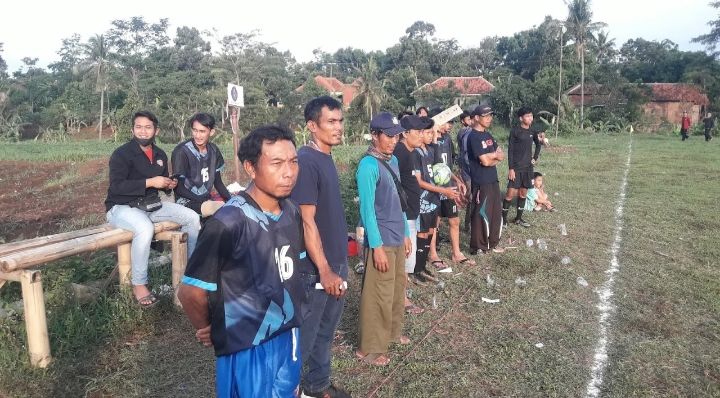 Tim desa Rajawetan menyemangati di pinggir lapangan(dokpri)