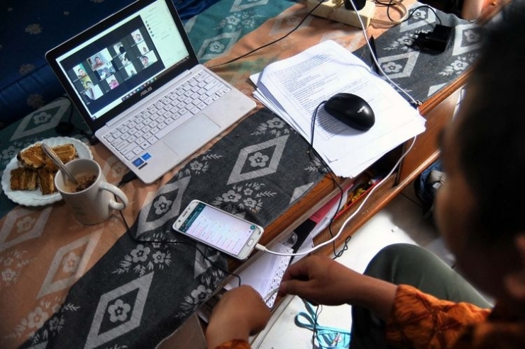 Guru sedang berkomunikasi dengan siswa saat proses belajar mengajar (PBM) melalui aplikasi media daring di Kelurahan Bubulak, Kota Bogor, Jawa Barat, Rabu (1/4/2020). | Sumber:ANTARA FOTO/Arif Firmansyah/foc.