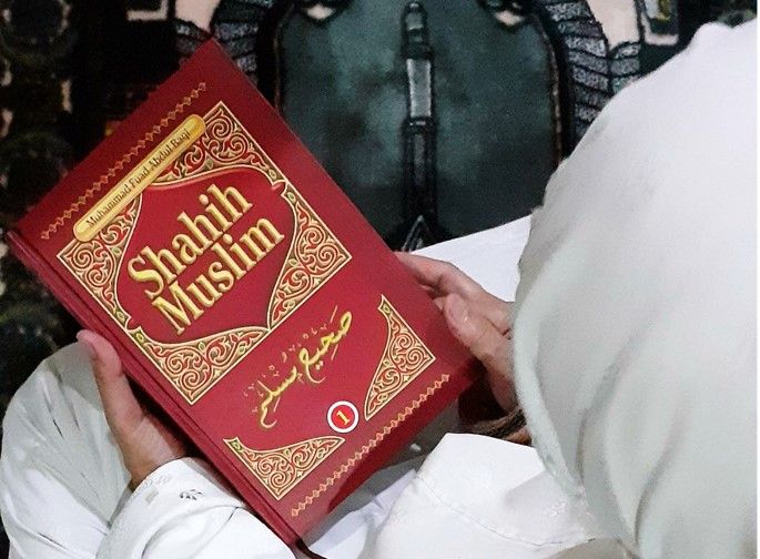 Kitab Shahih Muslim, salah satu dari 6 kitab hadis yang mashur (Gambar: dok. pribadi)