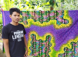 Hermawan Zudanto bersama batik motif aceh yang dikombinasikan dengan corak kontemporer. Foto: dokpri