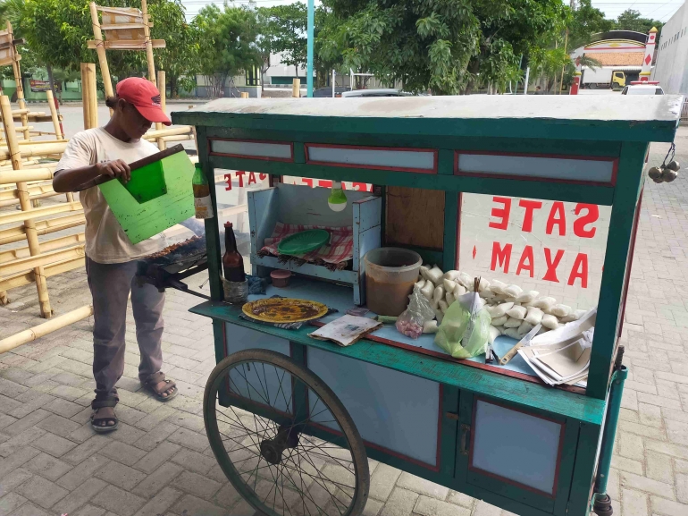 Sate ayam bang Joni juga menyediakan lontong atau kupat. Dokpri.