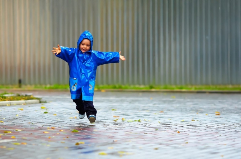 ilustrasi: Anak bermain di kala hujan. (sumber: shutterstock via kompas.com)