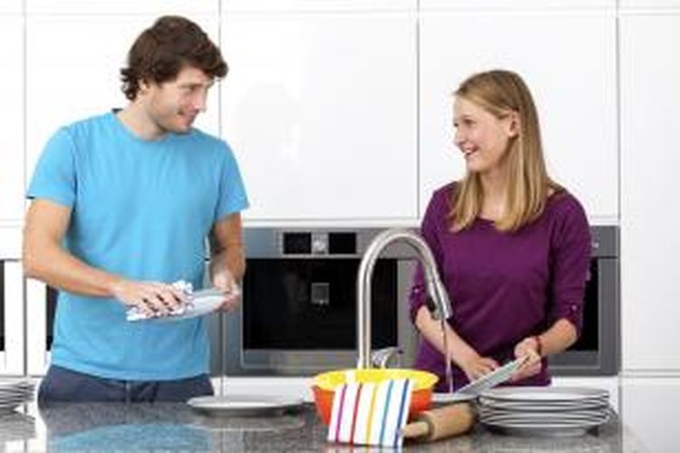 Ilustrasi : Suami istri mengerjakan pekerjaan rumah tangga bersama-sama (kompas.com)