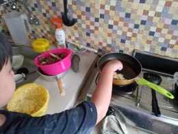 Pelajaran memasak di rumah, ketika sekolah dan keluarga bersinergi mengajarkan life skill sejak dini (foto: widikurniawan)