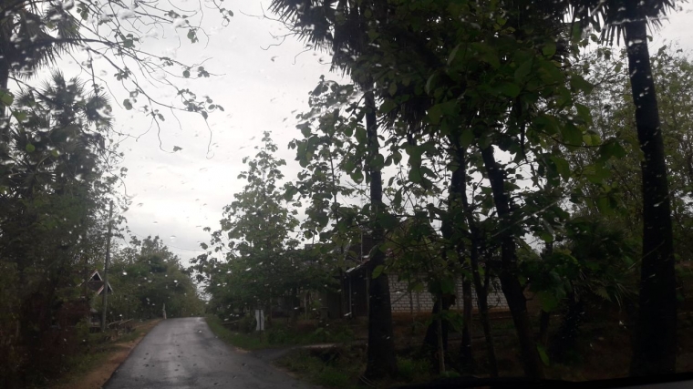 Memilih jalan kampung atau jalur alternatif lebih menyenangkan, karena lebih bisa menikmati alam dan tidak ramai. | Foto: Wahyu Sapta.