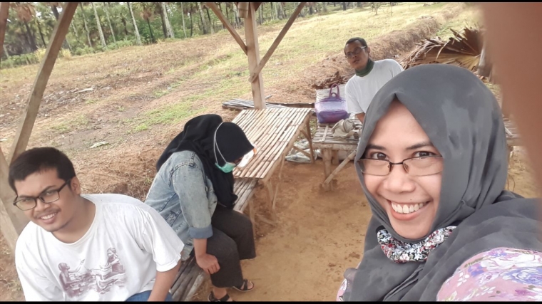 Berempat menikmati alam dengan piknik tipis-tipis. | Foto: dokpri.