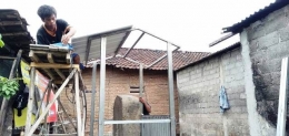 Pemasangan atap cungkup (Foto : Doni Wicaksono Jati - Tapak Jejak Kadhiri) 