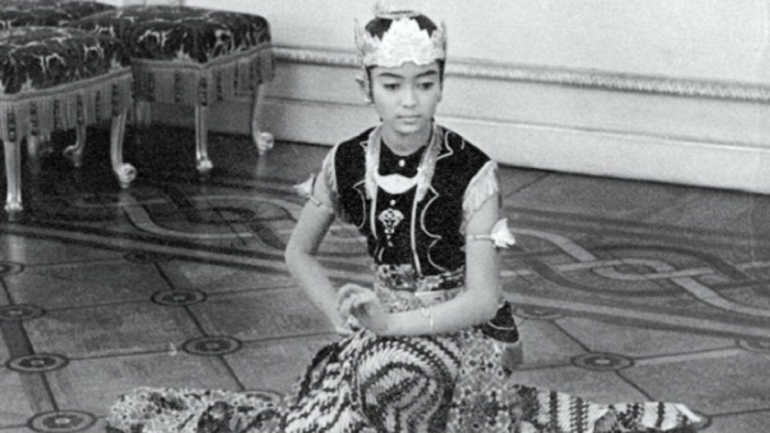 Gusti Nurul pada saat menari di hadapan Ratu Belanda (sumber: solopos.com)