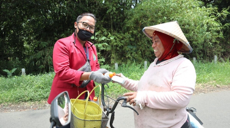 pembagian jamu dan masker/dokpri