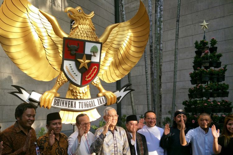 Uskup Agung Jakarta, Ignatius Suharyo dan Unit Kerja Presiden bidang Pembinaan Ideologi Pancasila (UKP PIP) berfoto bersama di depan Garuda Pancasila Gereja Katedral (Kompas.com/YOGA SUKMANA)