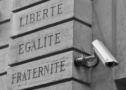 Copy image: https://longbull13.wordpress.com/2015/06/16/les-nouveaux-loups-de-wall-street/liberte-egalite-fraternite-surveillance/ 