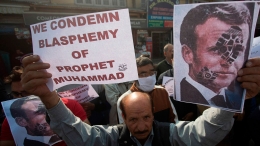Aksi protes penistaan Nabi Muhammad oleh Presiden Prancis Emmanuel Macron/Foto: news.sky.com