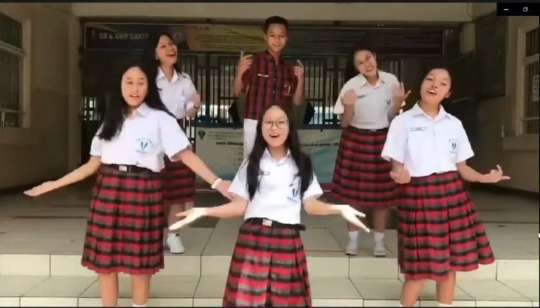 Vocal Group persembahan siswa/i SMP Santo Yosef (dokprI/kanal Youtube Humas Tarakanita Surabaya)