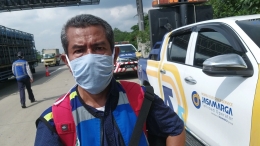 Isson Khairul di lokasi kecelakaan di KM 23 jalan tol Jagorawi, dari arah Jakarta menuju Bogor, pada Jumat (30/10/2020). Kecelakaan memang musibah, tapi dengan pengelolaan yang baik, tentu musibah bisa diminimalisir. Foto: isson khairul