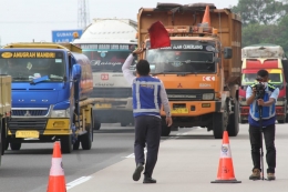 Kepadatan jalan tol Jagorawi pada Jumat (30/10/2020) siang. Menurut Oemi Vierta Moerdika, truk-truk dengan muatan yang melebihi tonase, menjadi salah satu penyebab cepatnya kerusakan jalan tol. Foto: joko dolok