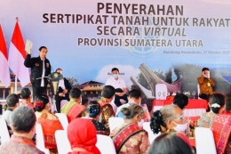 Presiden Menyerahkan Sertipikat Tanah di Sumut (Sumber: antaranews.com)