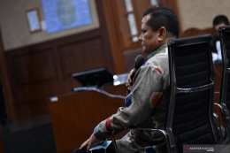 Irjen Pol Napoleon Bonaparte duduk di kursi terdakwa kasus suap penghapusan red notice Djoko Tjandra di Pengadilan Tipikor, Jakarta, Senin 2 November 2020. (Foto: Antara) 